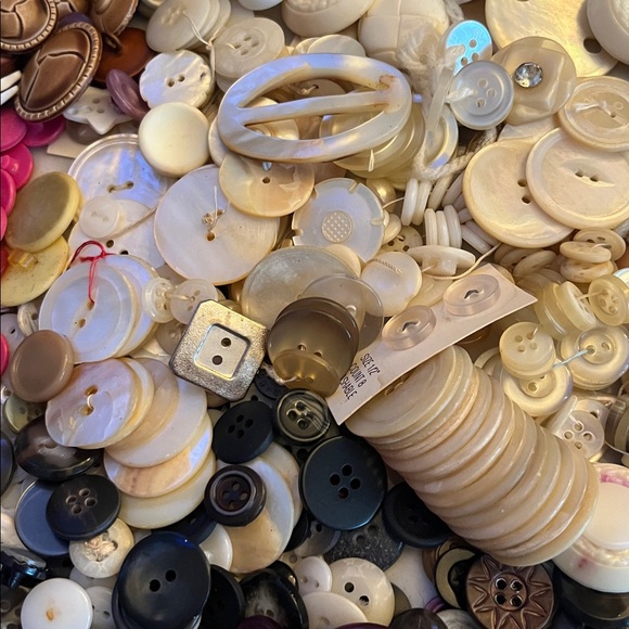 Assorted Vintage Buttons Lot lucite mother of pearl etc - Picture 8 of 9
